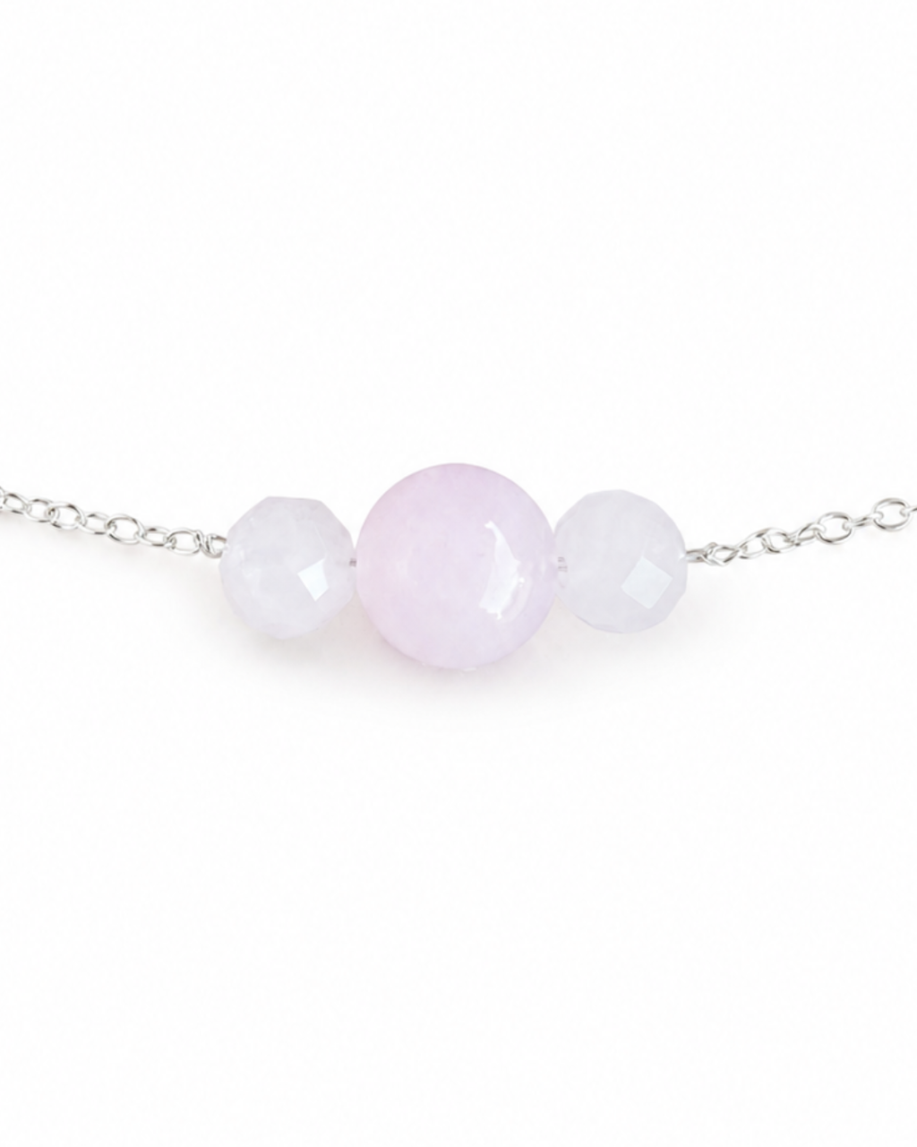 Detailaufnahme der Aura No. 01 Rosenquarz Kette aus 925 Silber mit drei zarten Rosenquarz-Perlen.