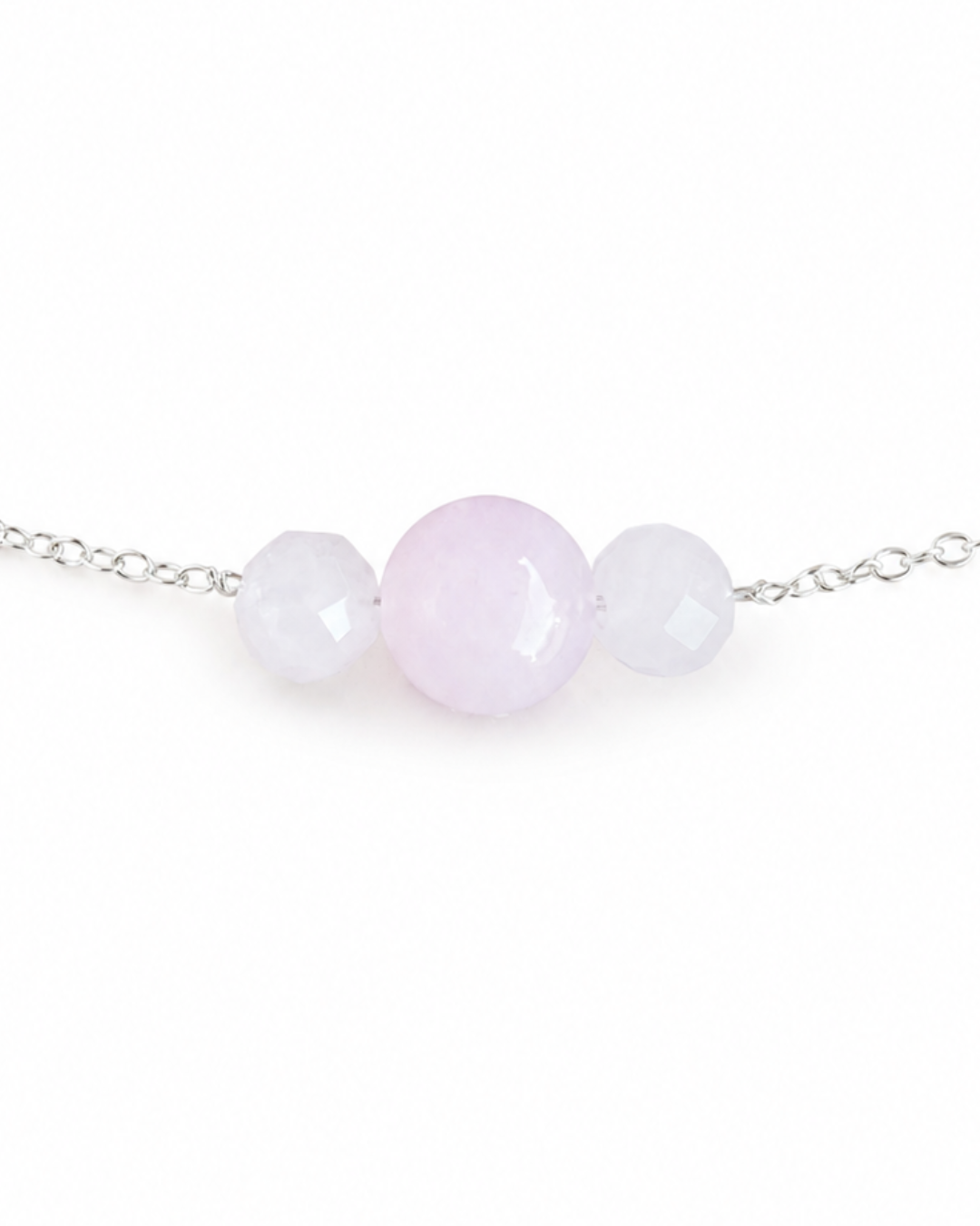 Detailaufnahme der Aura No. 01 Rosenquarz Kette aus 925 Silber mit drei zarten Rosenquarz-Perlen.