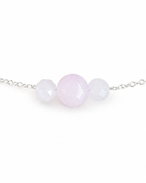 Detailaufnahme der Aura No. 01 Rosenquarz Kette aus 925 Silber mit drei zarten Rosenquarz-Perlen.