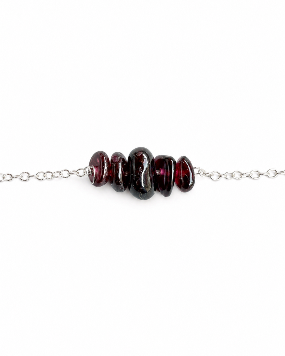 Detailaufnahme der Aura No. 02 Granat Kette aus 925 Silber mit fünf kleinen Granat-Chips in Studioaufnahme