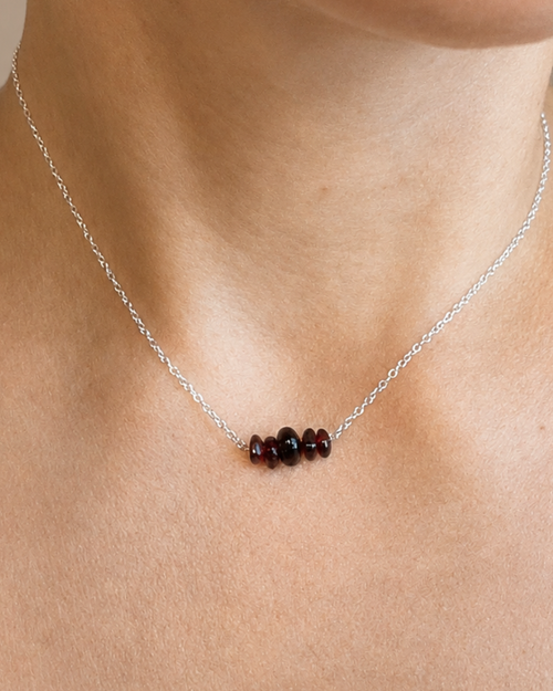 Aura No. 02 Granat Kette aus 925 Silber mit fünf kleinen Granat-Chips, getragen am Hals.