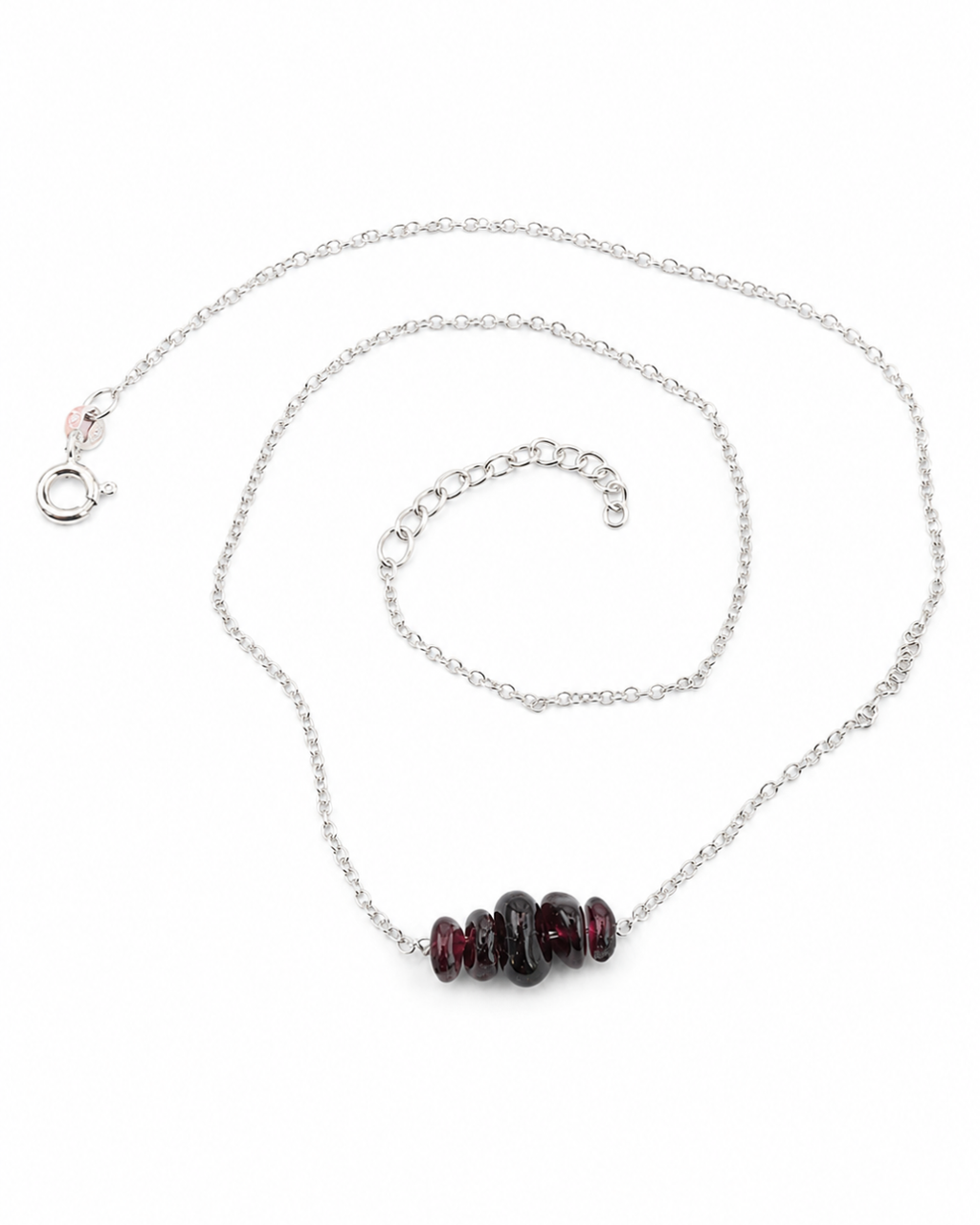Aura No. 02 Granat Kette aus 925 Silber mit fünf kleinen Granat-Chips in Studioaufnahme.