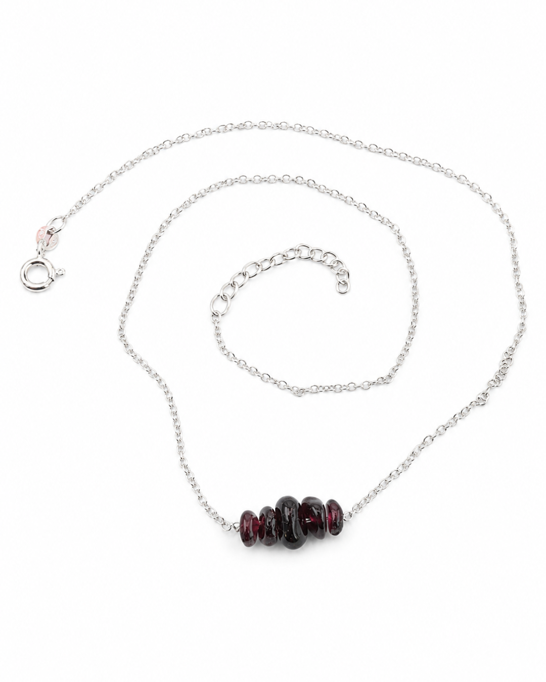 Aura No. 02 Granat Kette aus 925 Silber mit fünf kleinen Granat-Chips in Studioaufnahme.