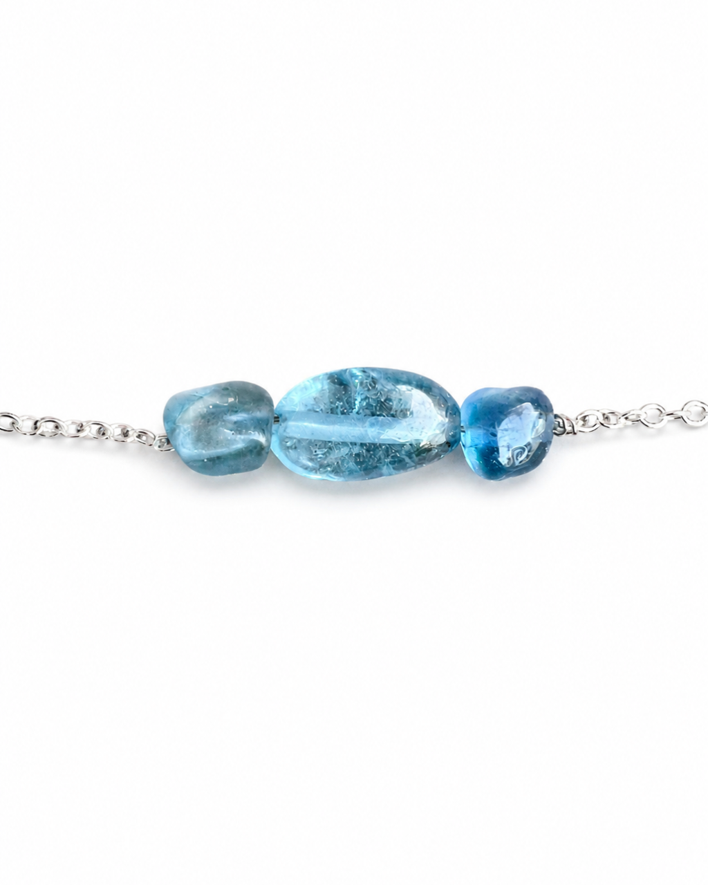 Detailaufnahme der Aura No. 03 Aquamarin Kette mit zentralem Aquamarin-Stein und zwei kleineren Steinen.