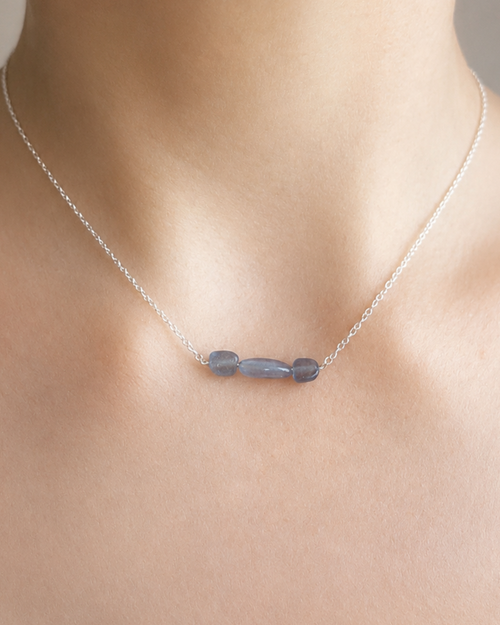 Aura No. 03 Aquamarin Kette aus 925 Silber mit drei blauen Aquamarin-Steinen, getragen am Hals.