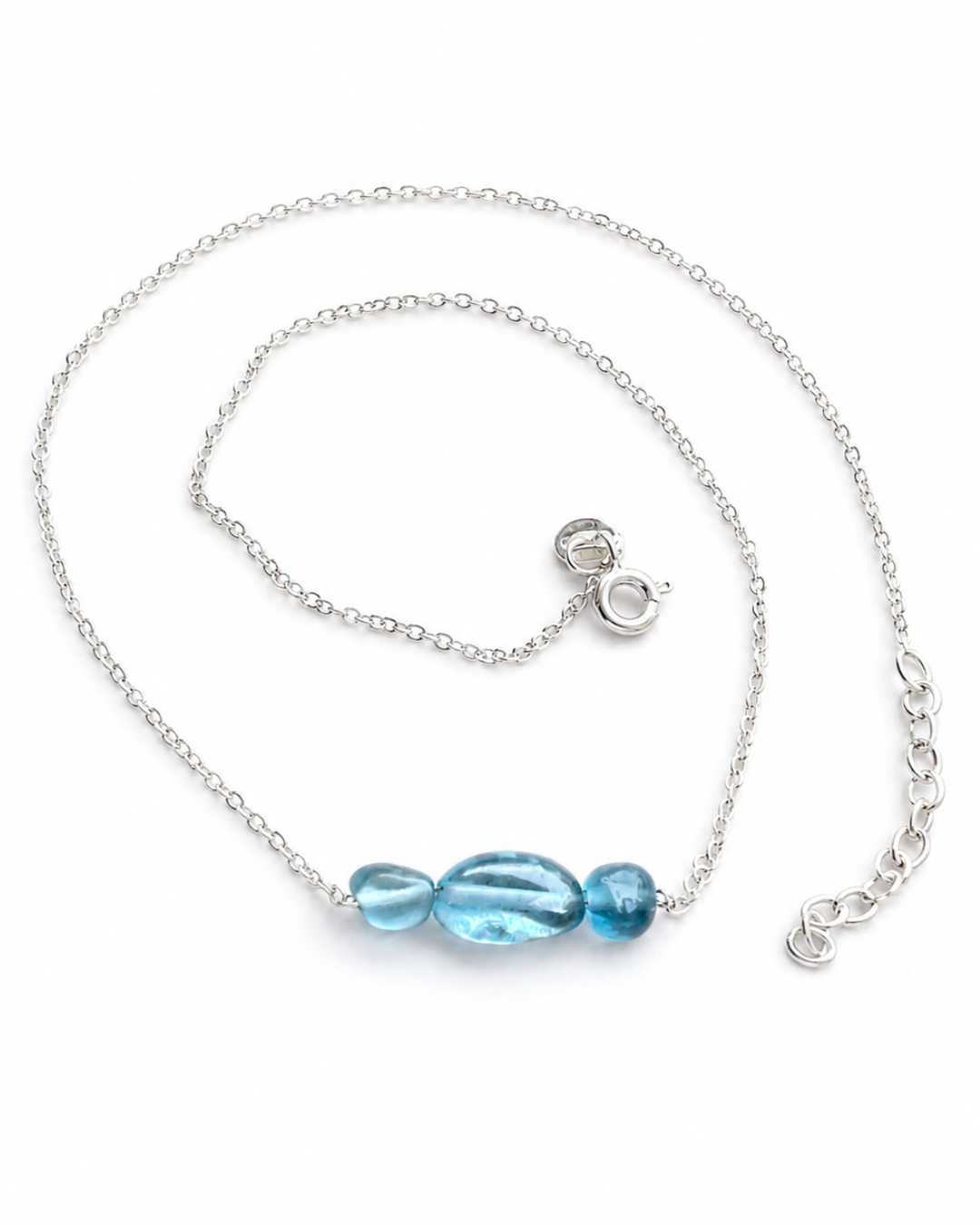 Aura No. 03 Aquamarin Kette aus 925 Silber mit drei Aquamarin-Steinen in heller Studioaufnahme.
