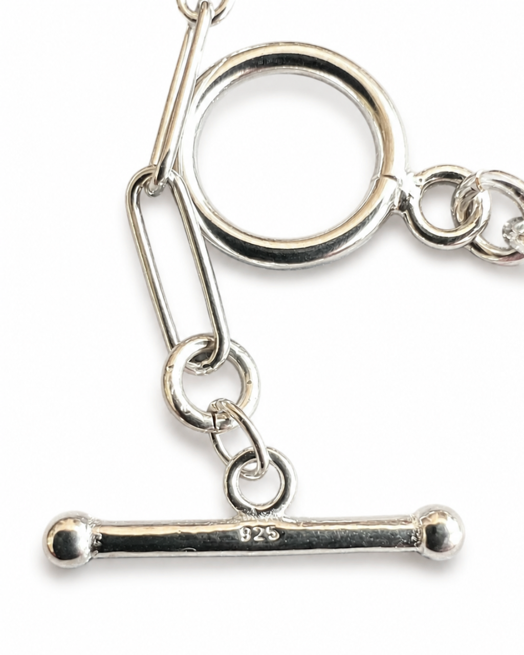 Detailaufnahme des T-Verschlusses einer Balance Kette aus 925 Silber von Armure Tendre.