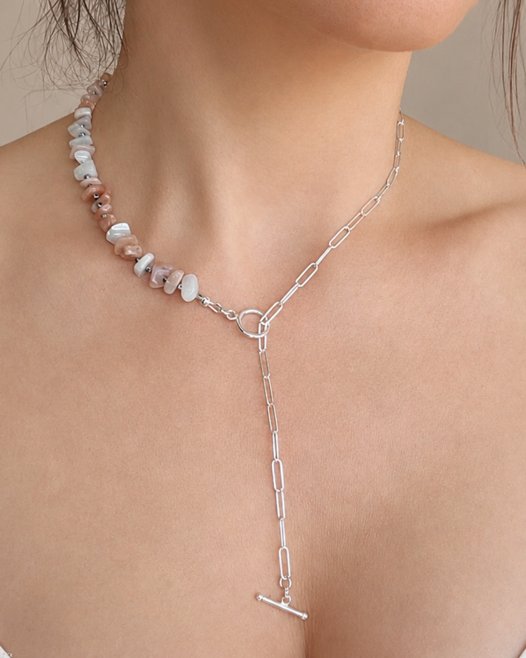Balance No. 01 Mondstein Kette mit 925 Silber von Armure Tendre, getragen am Hals.