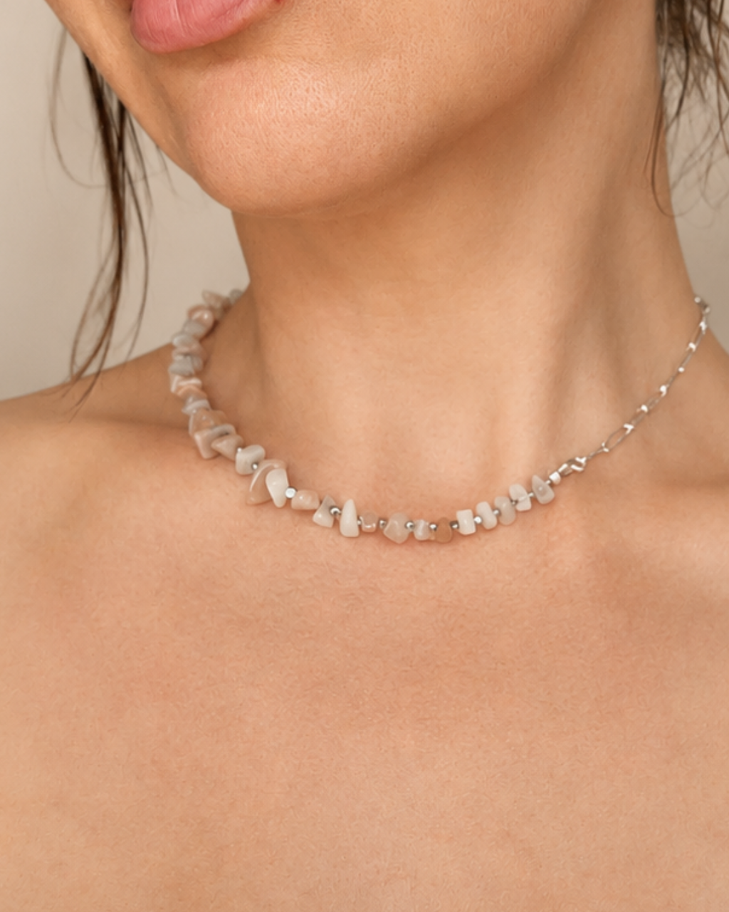 Balance No. 01 Mondstein Kette mit Hämatit und 925 Silber von Armure Tendre, getragen am Hals.
