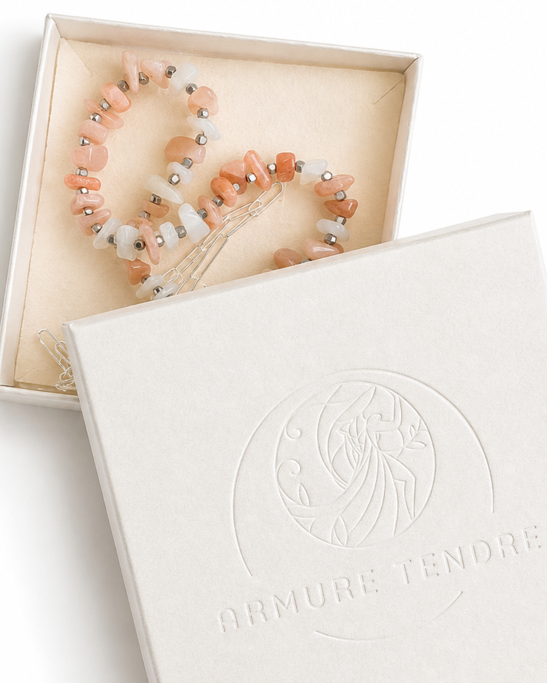 Balance No. 01 Mondstein Kette mit Hämatit und 925 Silber von Armure Tendre in Verpackung.