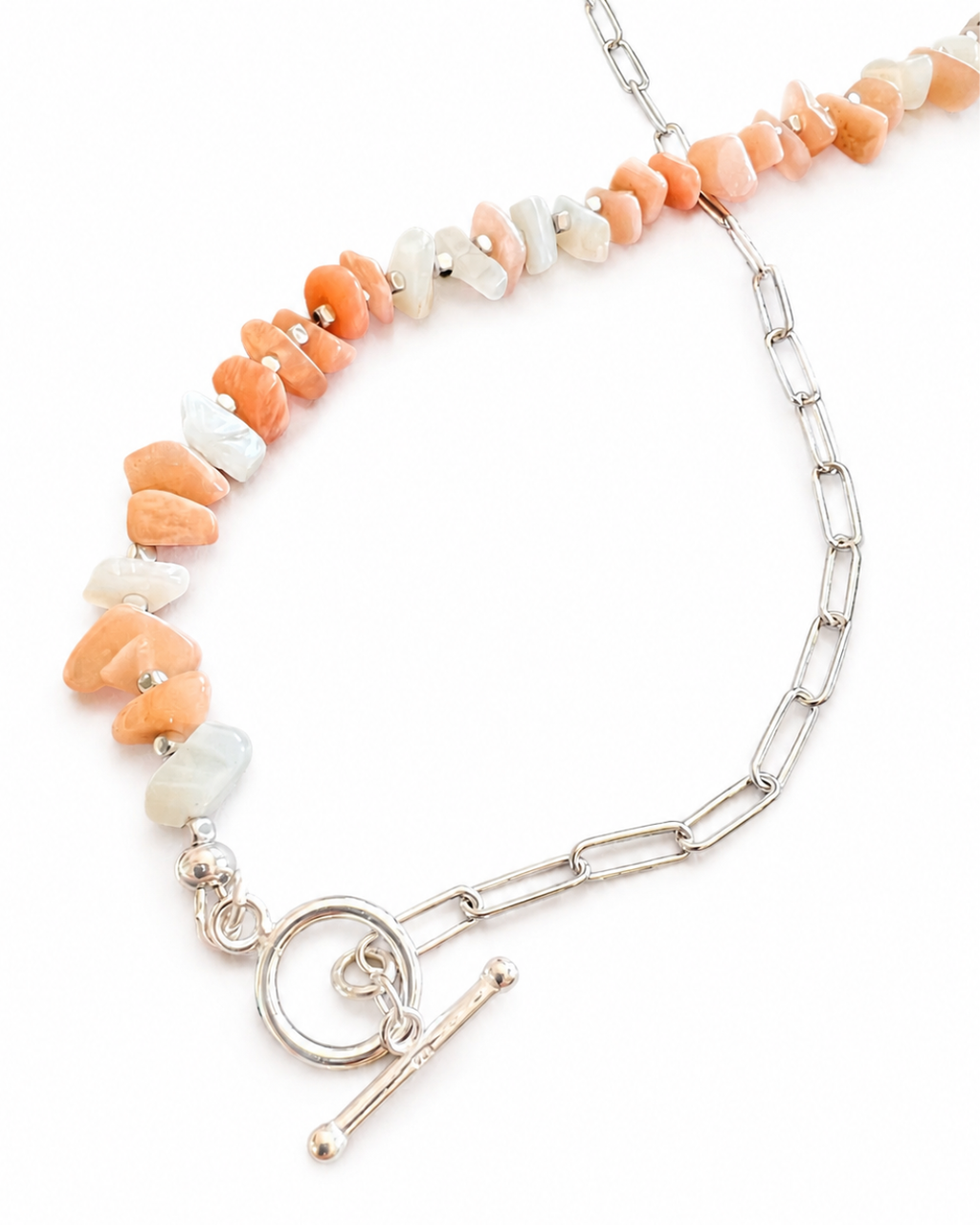Detailaufnahme der Balance No. 01 Mondstein Kette mit Hämatit und T-Verschluss von Armure Tendre.