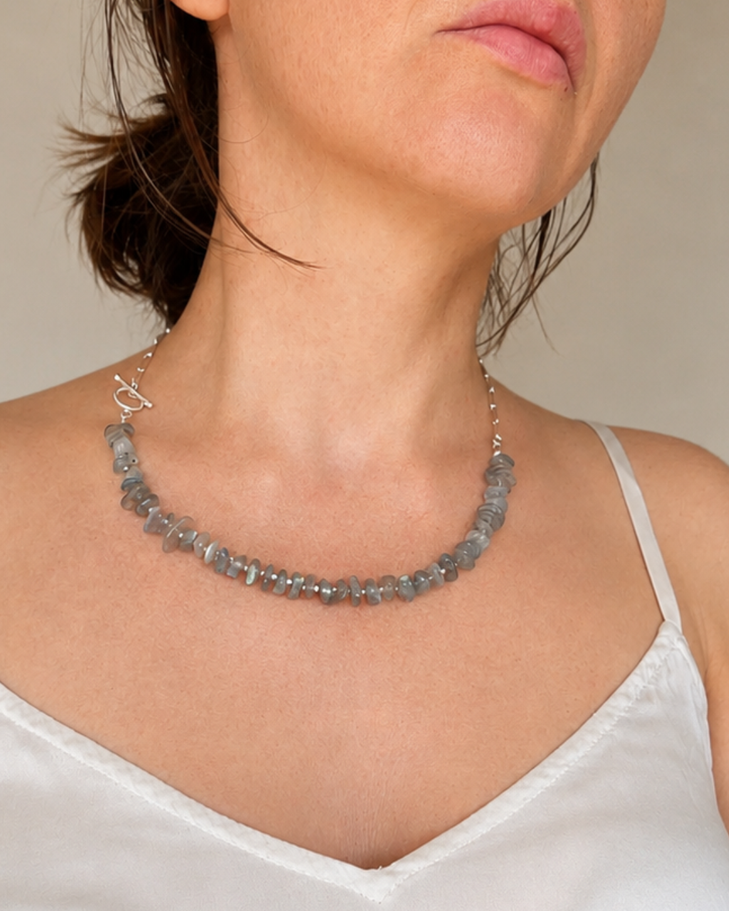 Balance No. 02 Labradorit Kette mit 925 Silber von Armure Tendre, getragen am Hals.