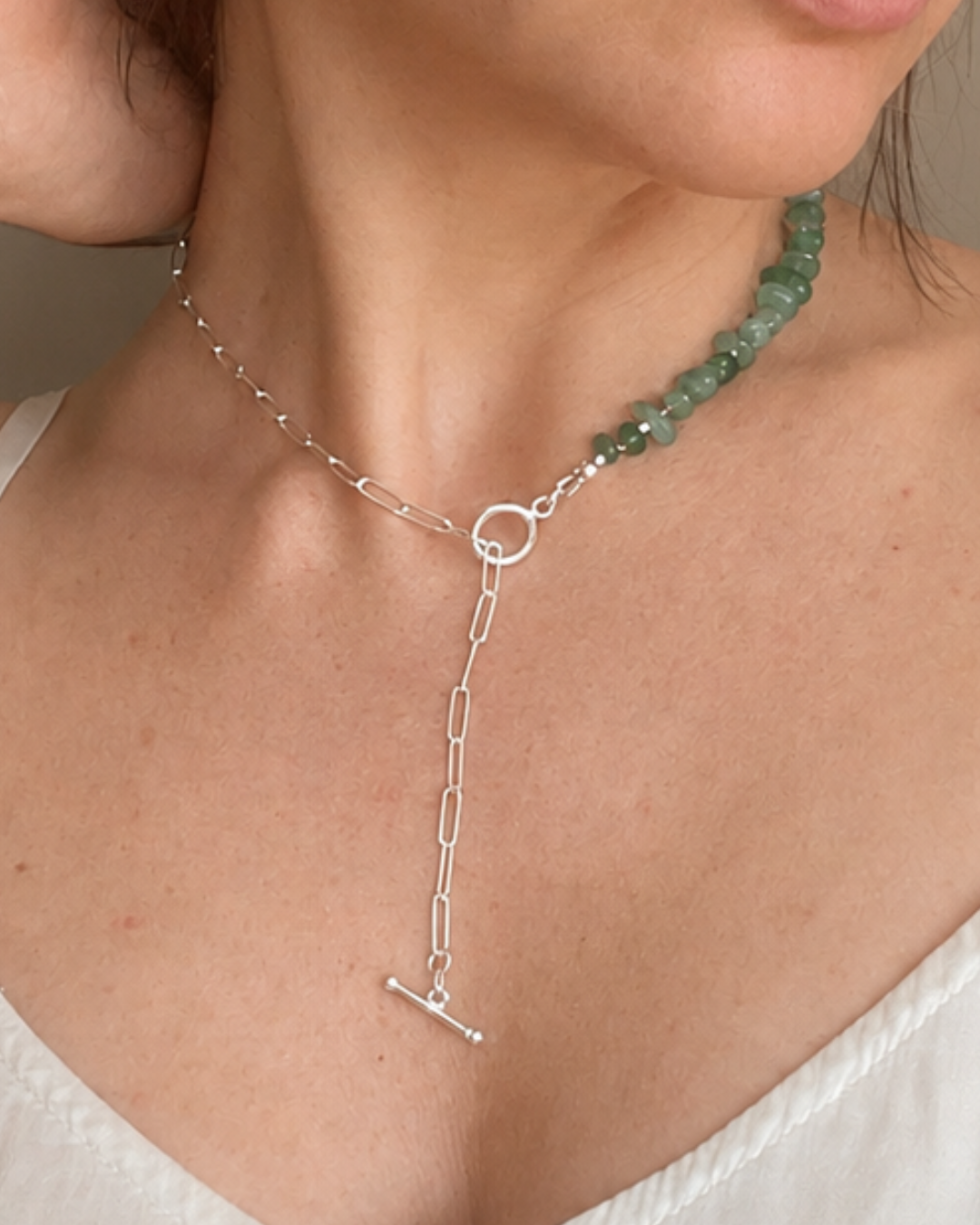 Balance No. 03 Aventurin Kette mit 925 Silber von Armure Tendre, getragen am Hals.