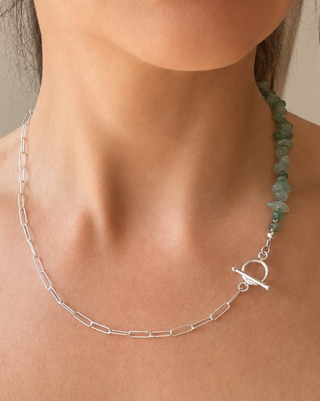 Balance No. 03 Aventurin Kette mit Hämatit von Armure Tendre, getragen am Hals.