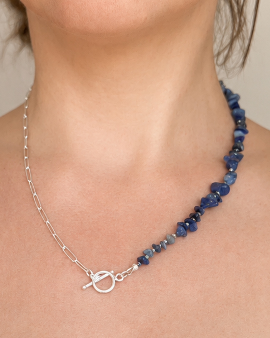 Balance No. 04 Sodalith Kette mit 925 Silber von Armure Tendre, getragen am Hals.