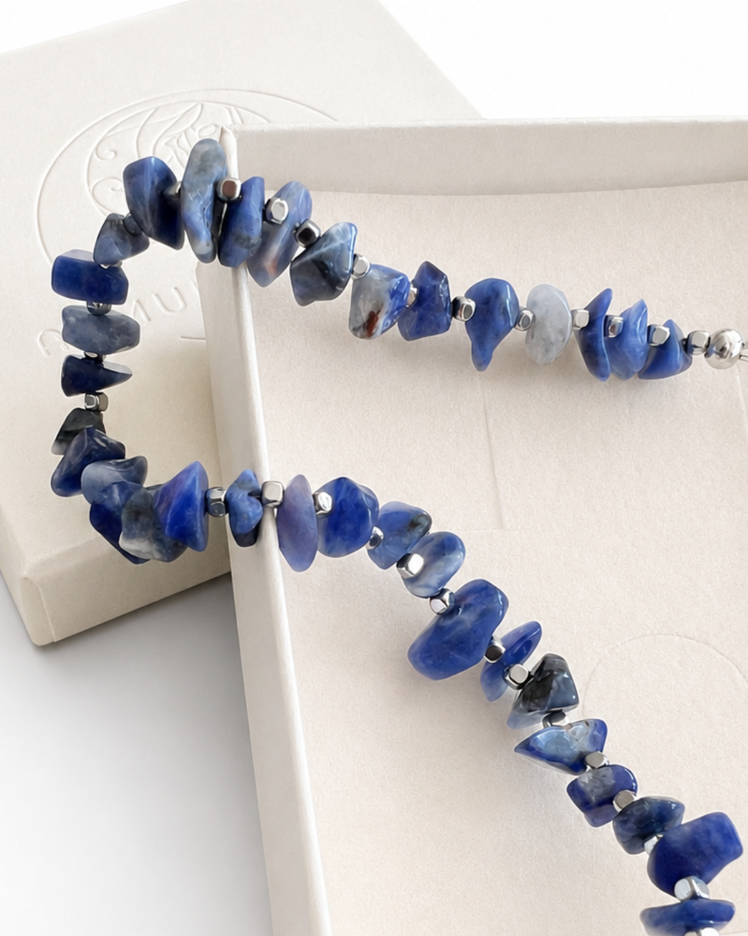 Detailaufnahme der Balance No. 04 Sodalith Kette mit blauen Natursteinen von Armure Tendre.