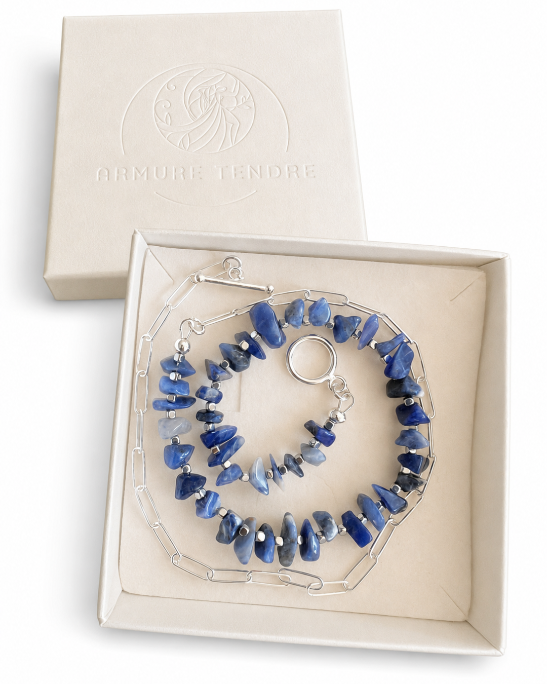 Balance No. 04 Sodalith Kette mit Hämatit und 925 Silber von Armure Tendre in Verpackung.