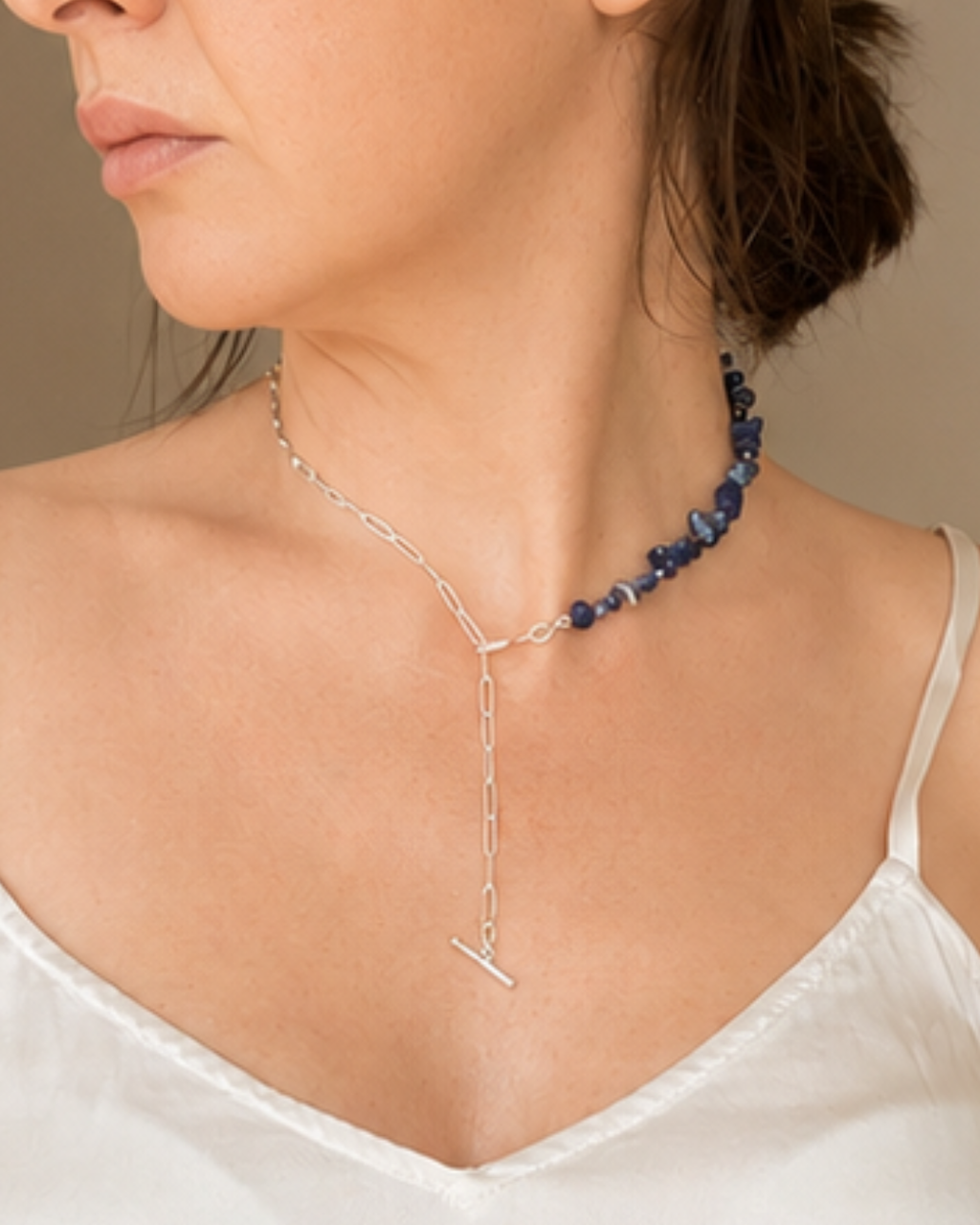 Balance No. 04 Sodalith Kette mit Hämatit von Armure Tendre, getragen am Hals.