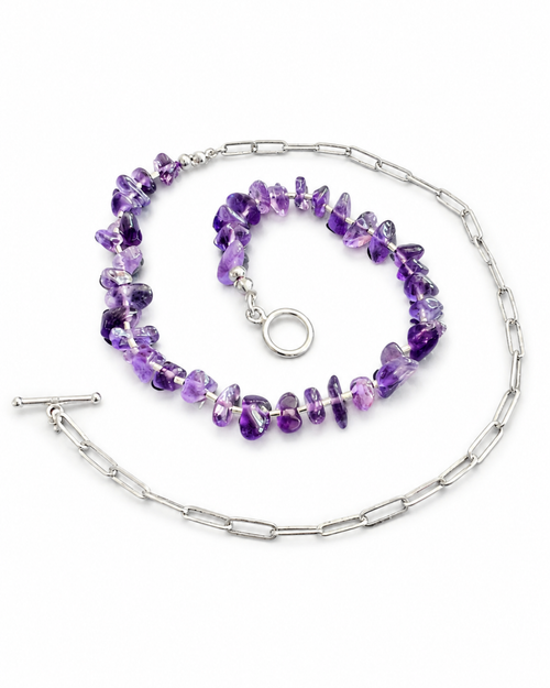 Balance No. 05 Amethyst Kette mit Silber-Spacern und 925 Silber von Armure Tendre in gedrehter Studioaufnahme.