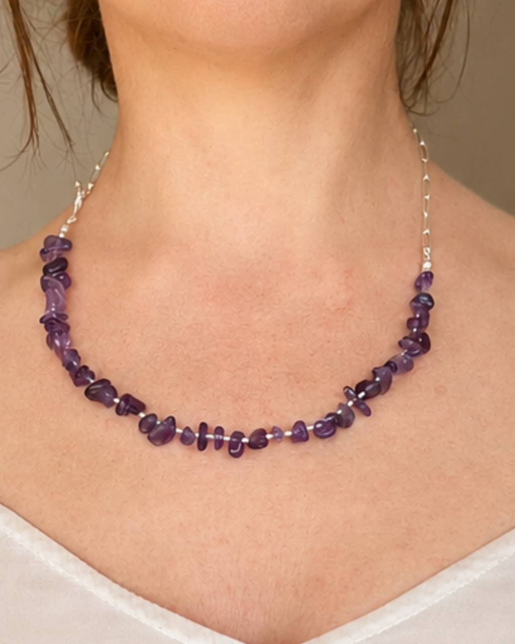 Balance No. 05 Amethyst Kette mit 925 Silber von Armure Tendre, getragen am Hals.