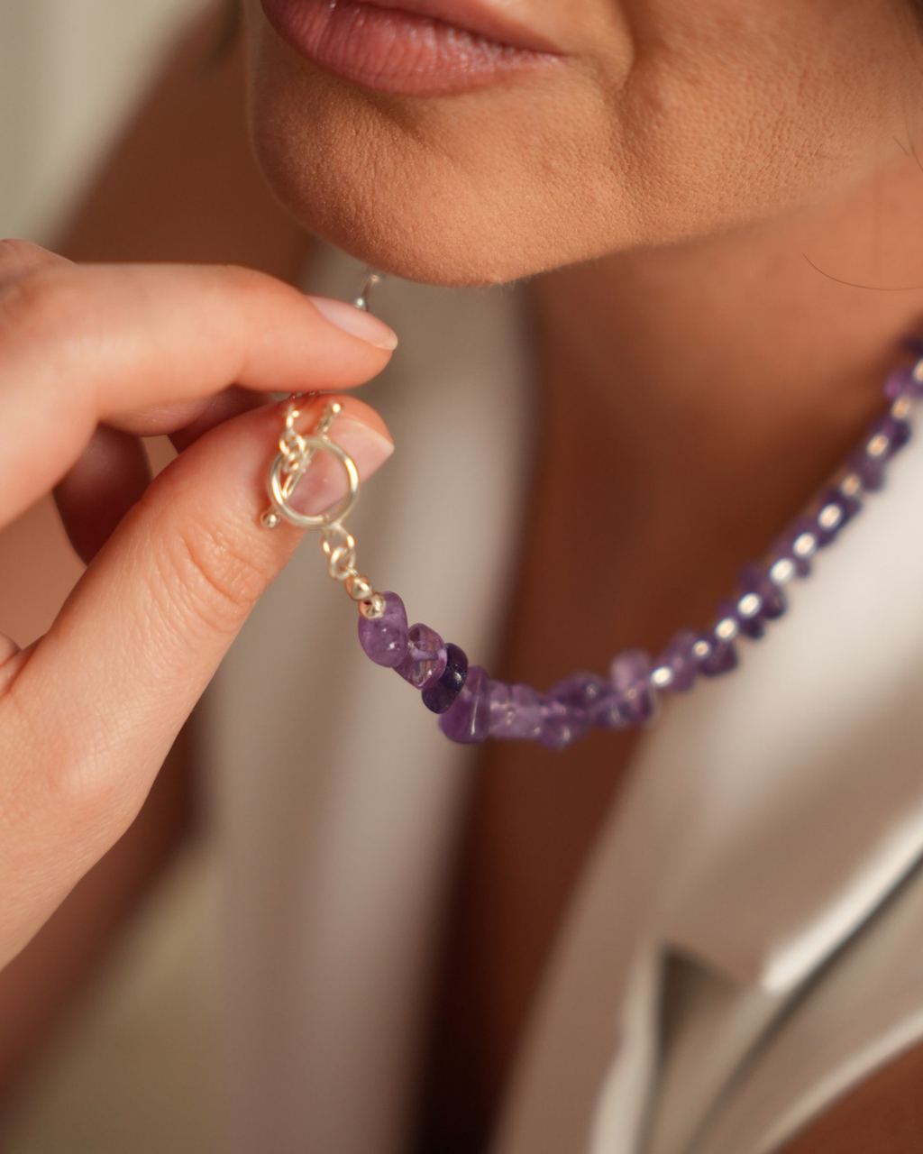 Balance No. 05 Amethyst Kette mit 925 Silber von Armure Tendre, getragen mit dem Fokus auf dem T-Bar Verschluss.