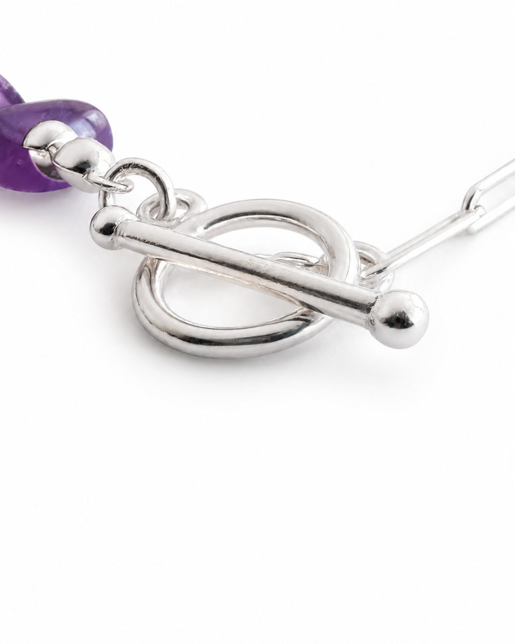 Detailaufnahme der Balance No. 05 Amethyst Kette mit kleinen Silber-Spacern von Armure Tendre.