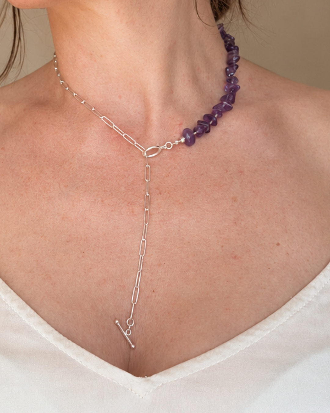 Balance No. 05 Amethyst Kette mit Silber-Spacern von Armure Tendre, getragen am Hals.