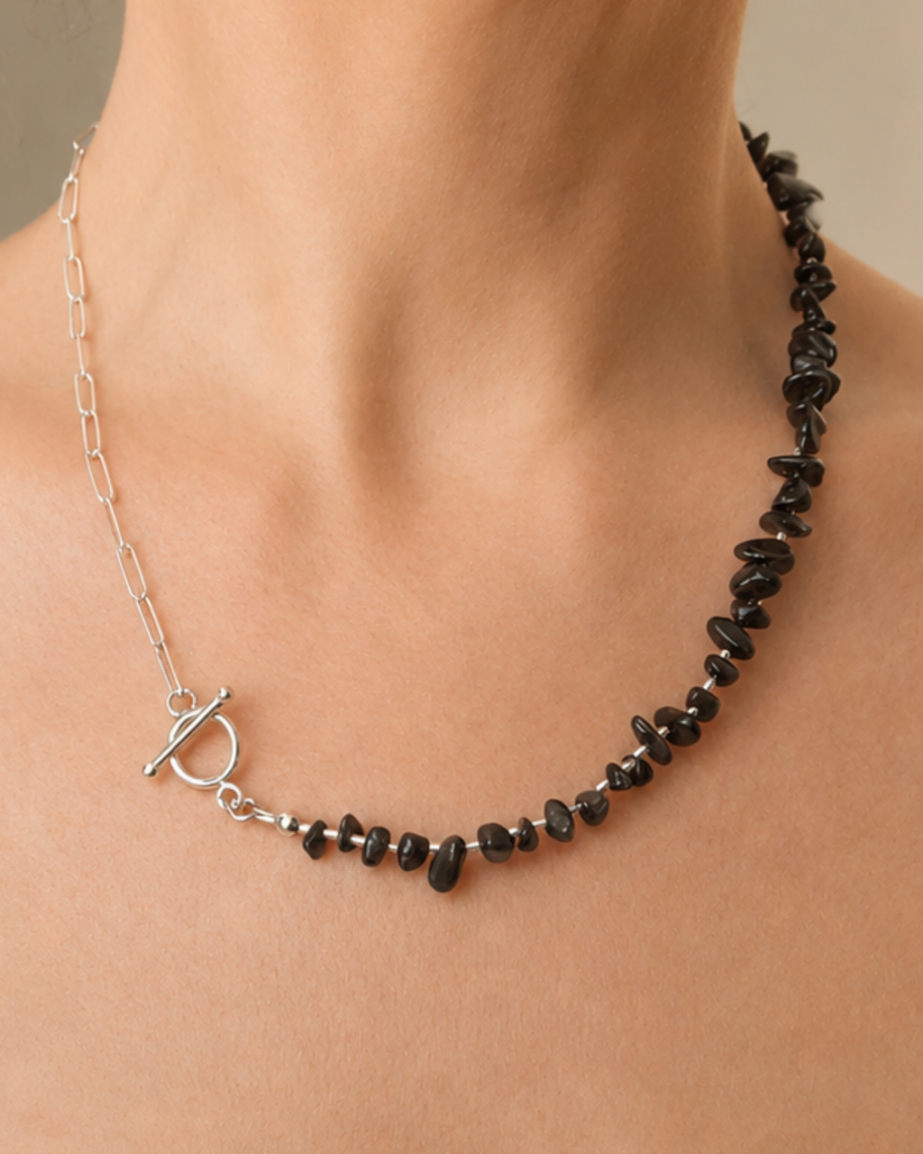 Balance No. 06 Goldglanz-Obsidian Kette mit 925 Silber von Armure Tendre, getragen am Hals.