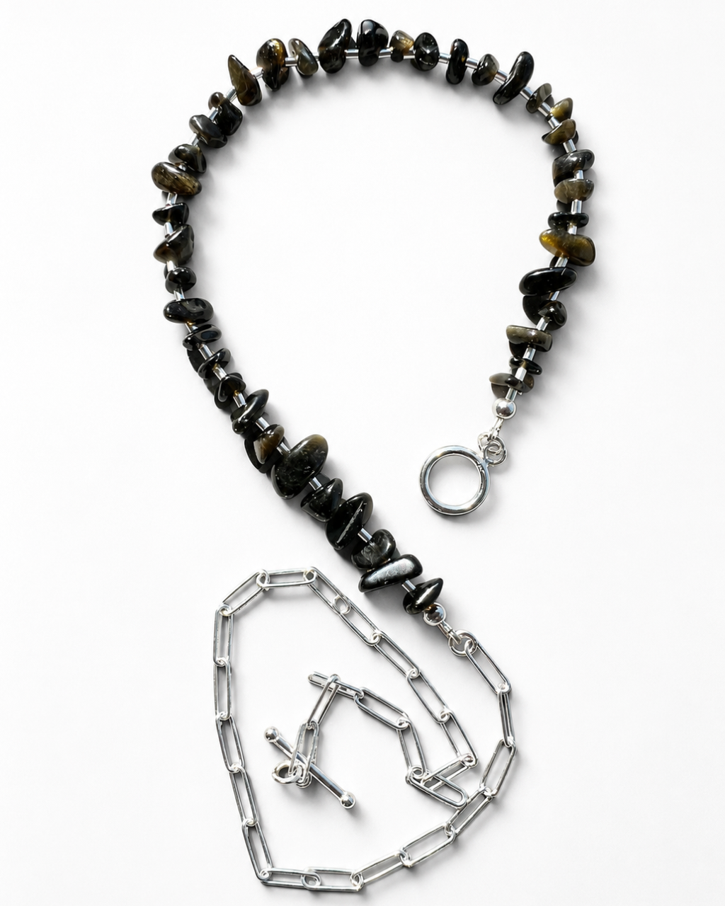 Balance No. 06 Goldglanz-Obsidian Kette mit 925 Silber von Armure Tendre in Studioaufnahme.