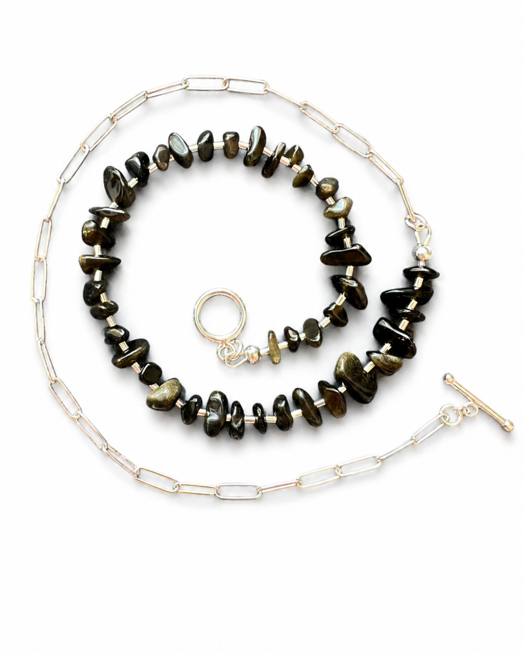 Detailaufnahme der Balance No. 06 Goldglanz-Obsidian Kette mit schimmernden Natursteinen von Armure Tendre.