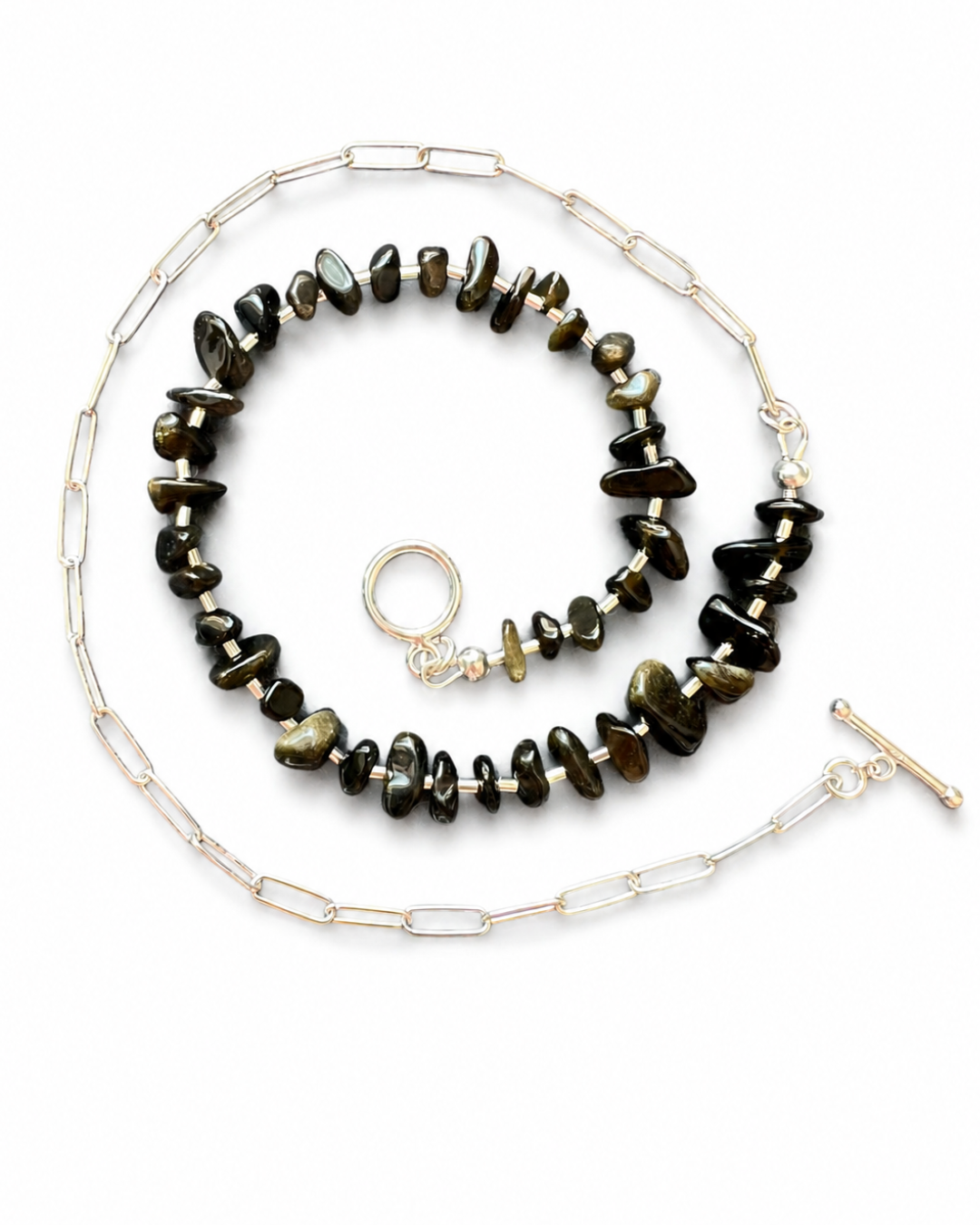 Detailaufnahme der Balance No. 06 Goldglanz-Obsidian Kette mit schimmernden Natursteinen von Armure Tendre.
