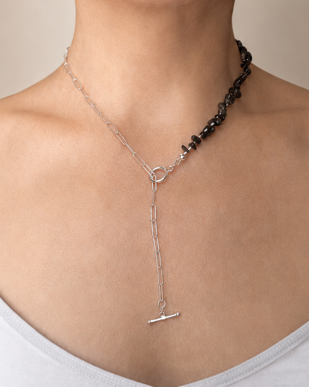 Balance No. 06 Goldglanz-Obsidian Kette von Armure Tendre, getragen am Hals.