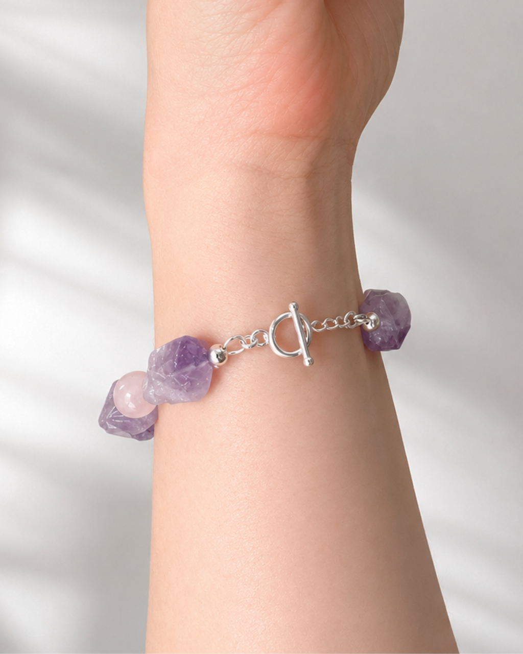 Detailaufnahme des T-Bar Verschlusses von Balance No. 07 Armband mit Amethyst-Rohkristall, Rosenquarz und 925 Silber am Handgelenk