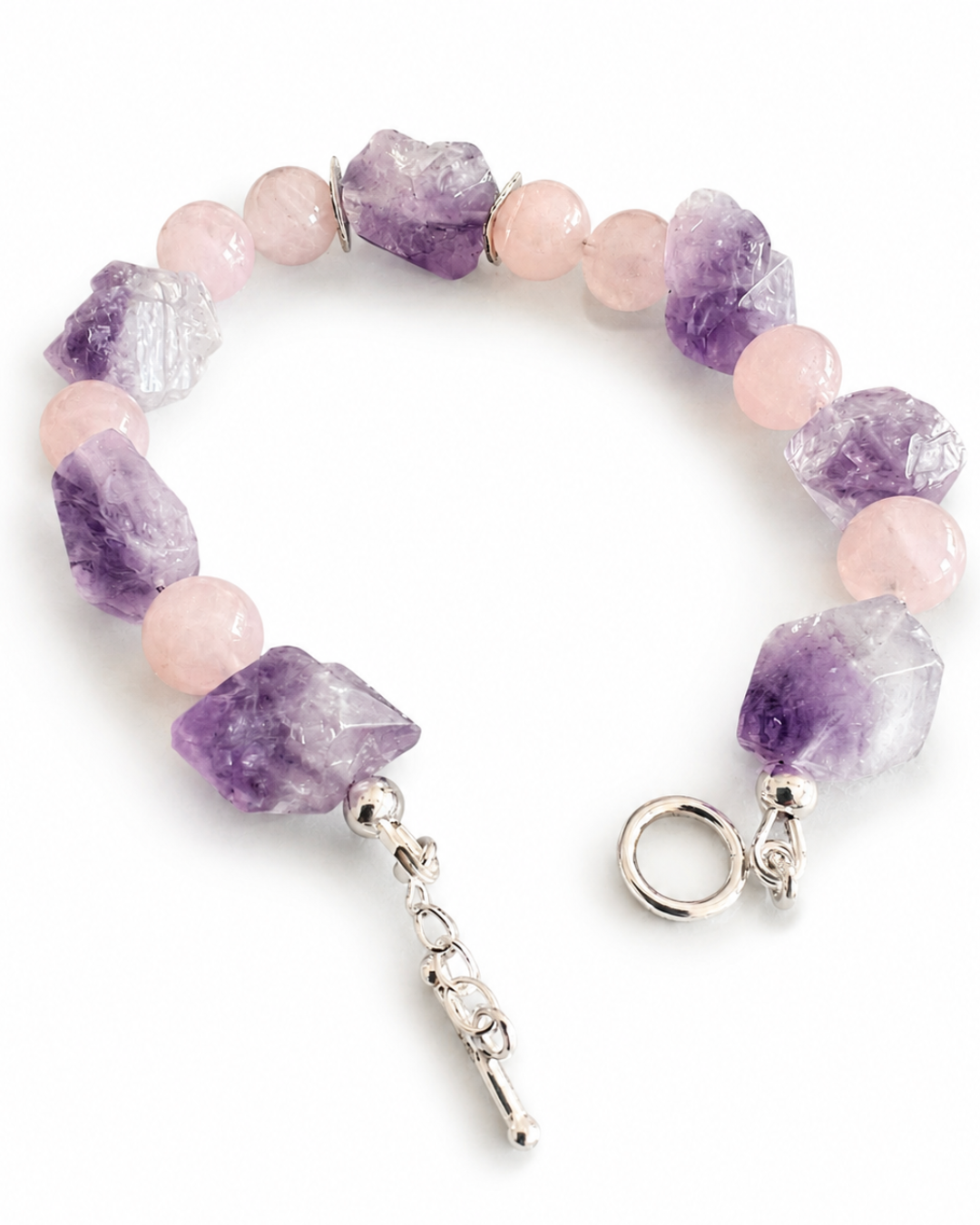 Studioaufnahme von Balance No. 07 Armband aus Amethyst-Rohkristall, Rosenquarz aus Madagaskar und 925 Silber auf hellem Hintergrund