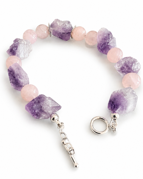 Studioaufnahme von Balance No. 07 Armband aus Amethyst-Rohkristall, Rosenquarz aus Madagaskar und 925 Silber auf hellem Hintergrund