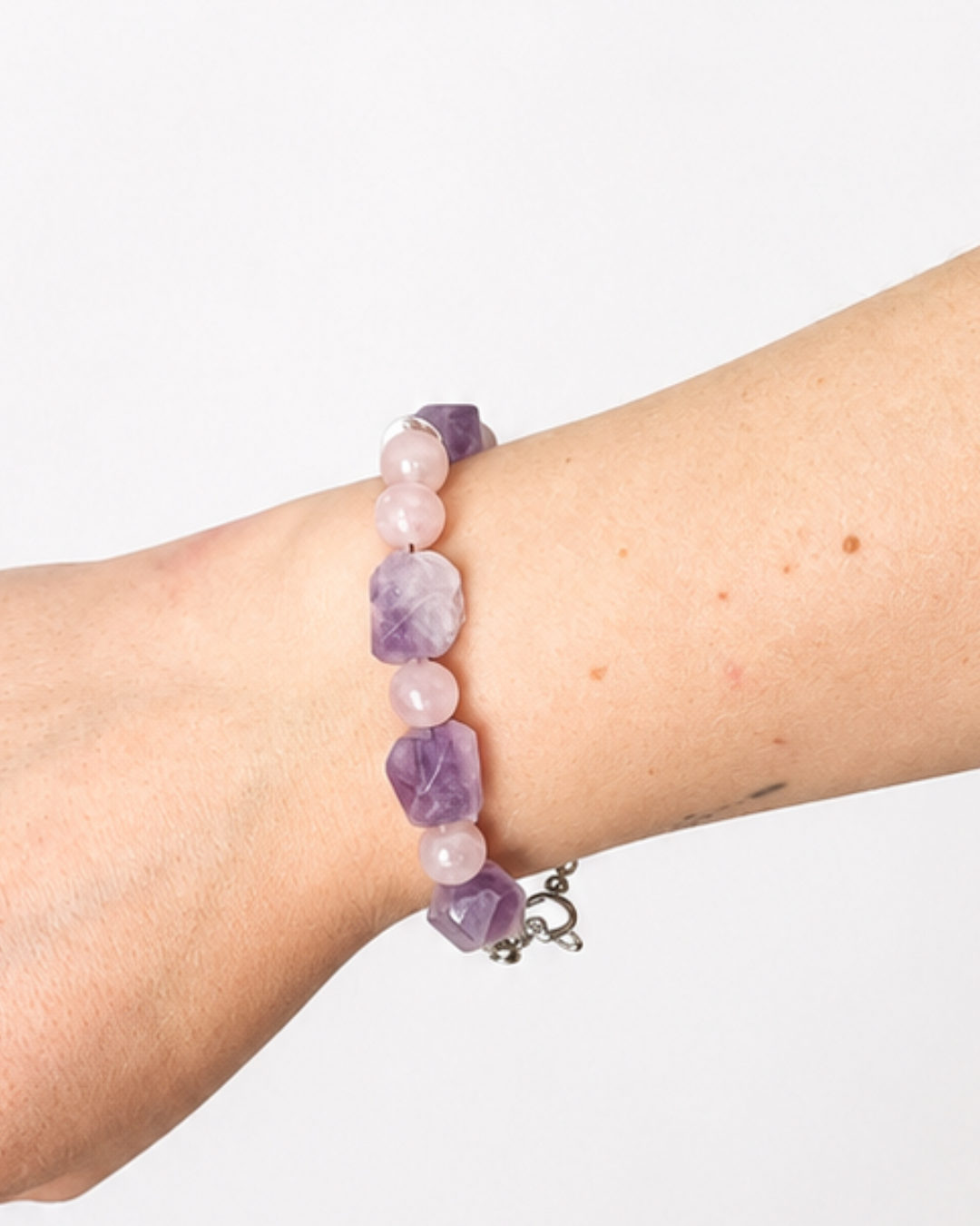 Balance No. 07 Armband mit Amethyst-Rohkristall, Rosenquarz und 925 Silber am Handgelenk getragen