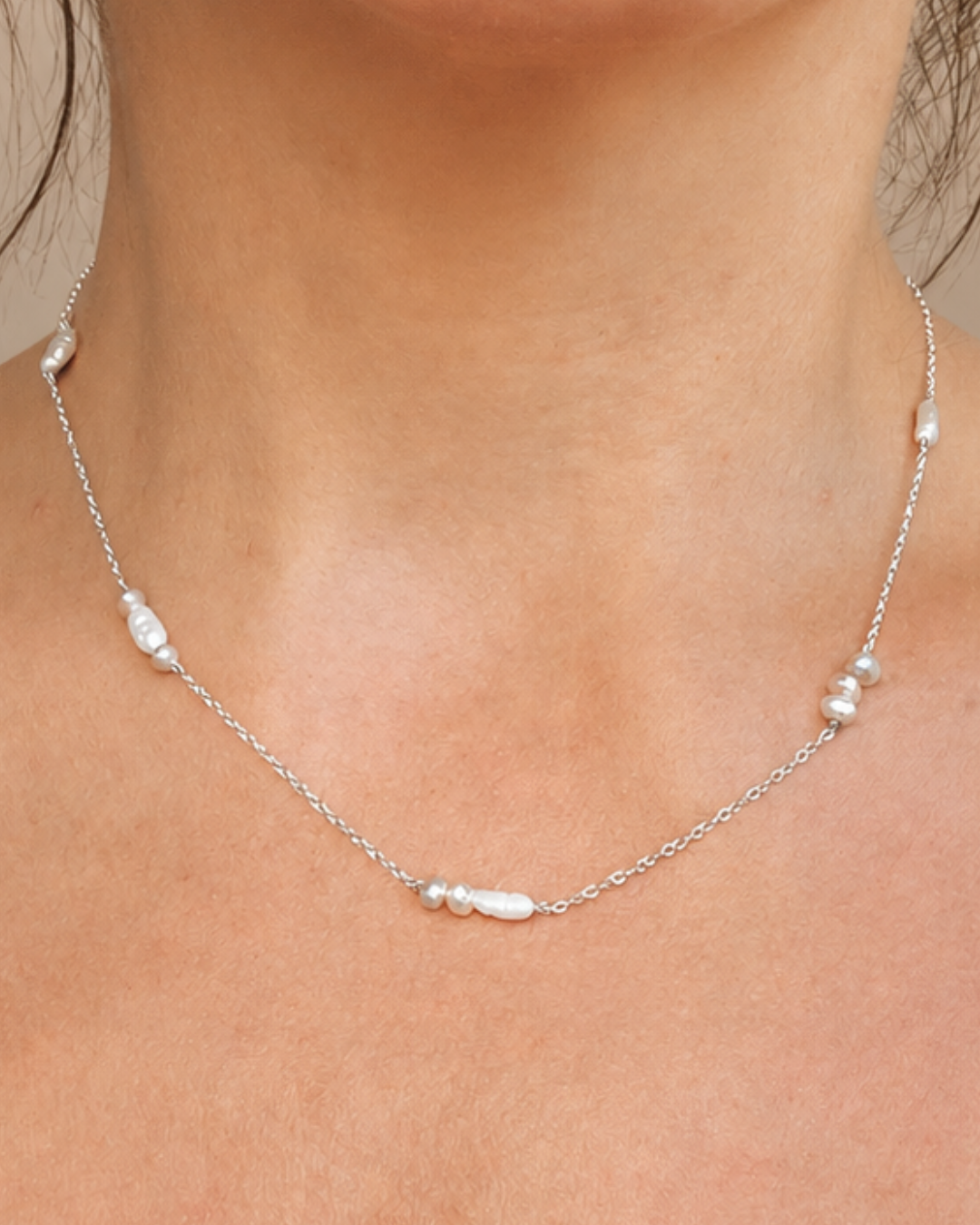 Essence No. 02 TRUST Perlenkette aus 925 Sterling Silber mit Süßwasserperlen, getragen am Hals.