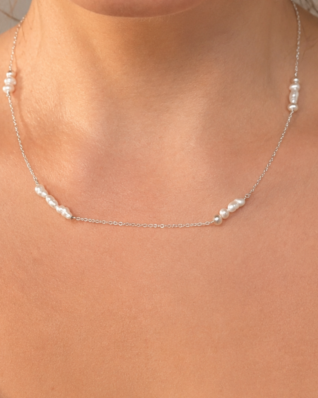 Essence No. 03 SOUL Perlenkette aus 925 Sterling Silber mit Süßwasserperlen, getragen am Hals.