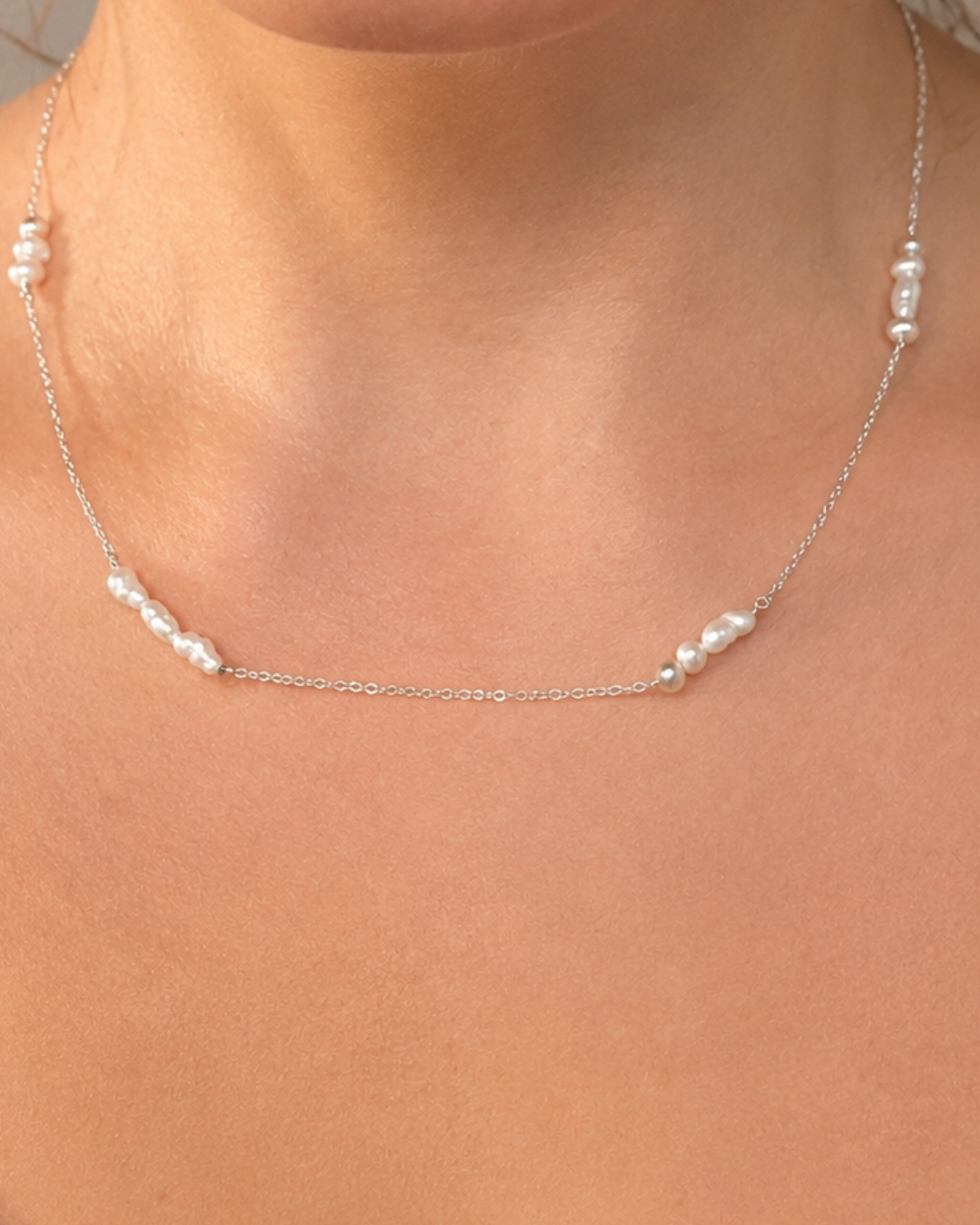 Essence No. 03 SOUL Perlenkette aus 925 Sterling Silber mit Süßwasserperlen, getragen am Hals.