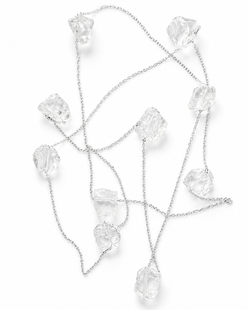Flow No. 03 Kette mit Bergkristall und 925 Silber von Armure Tendre by Maria in heller Studioaufnahme.