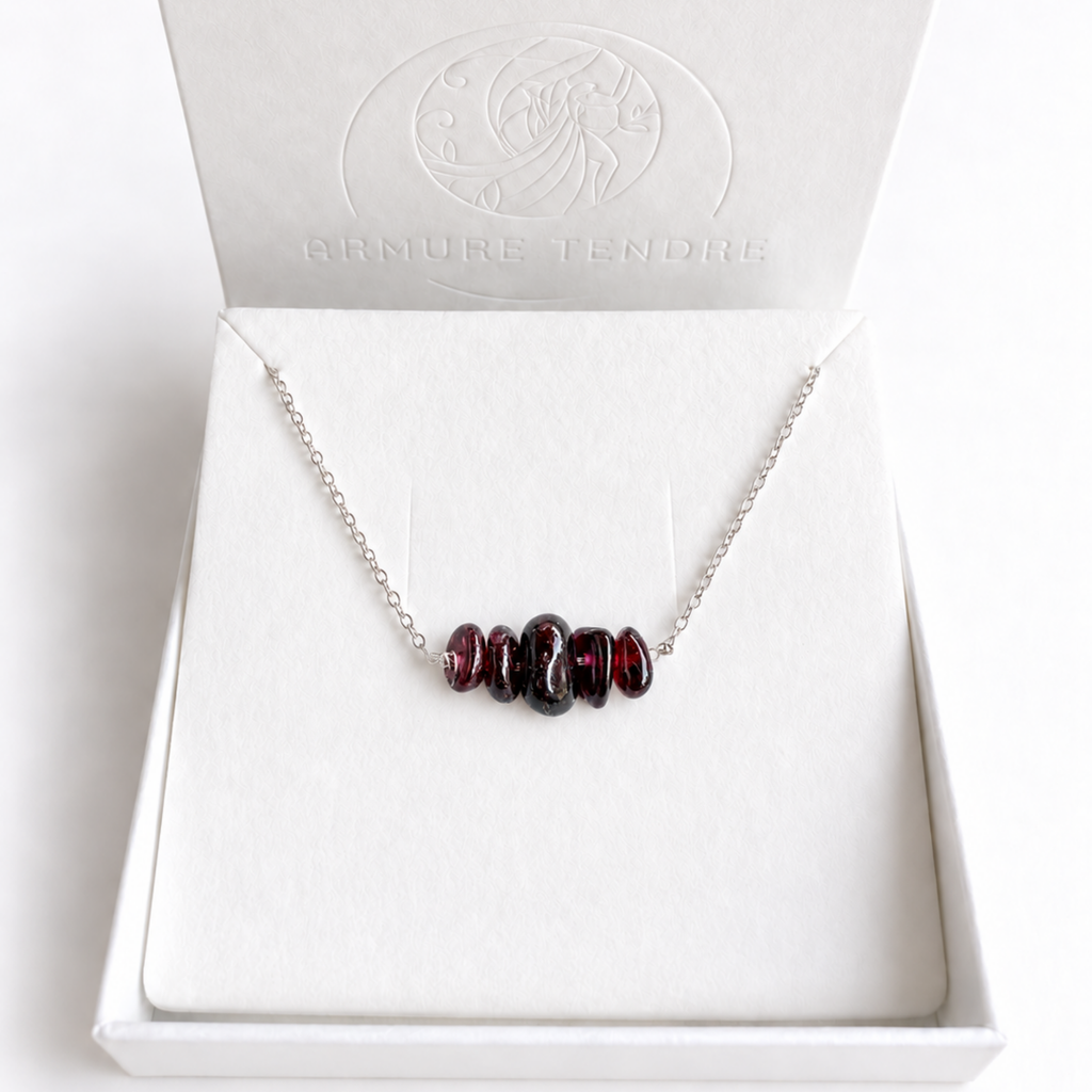 Aura No. 02 Granat Kette aus 925 Silber mit fünf kleinen Granat-Chips in der dazugehörigen Geschenkverpackung.