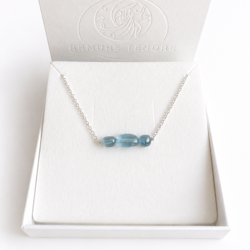 Aura aus 925 Silber mit drei blauen Aquamarinen in einer hellen Schmuckbox, als Beispiel für das Design.