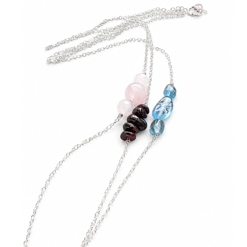 Drei Aura-Natursteinketten aus 925 Sterling Silber nebeneinander – Beispiele für unterschiedliche Steinvarianten von Armure Tendre.