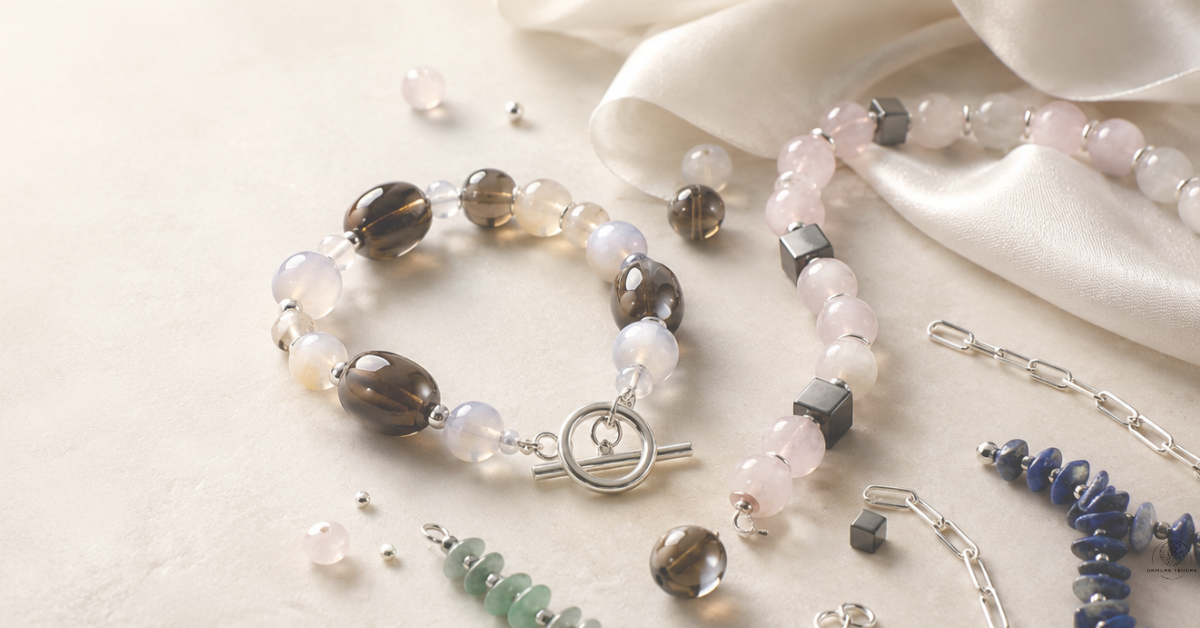 Hero-Bild von Maria’s Concepts mit Schmuck, Seide und ruhiger Editorial-Ästhetik.